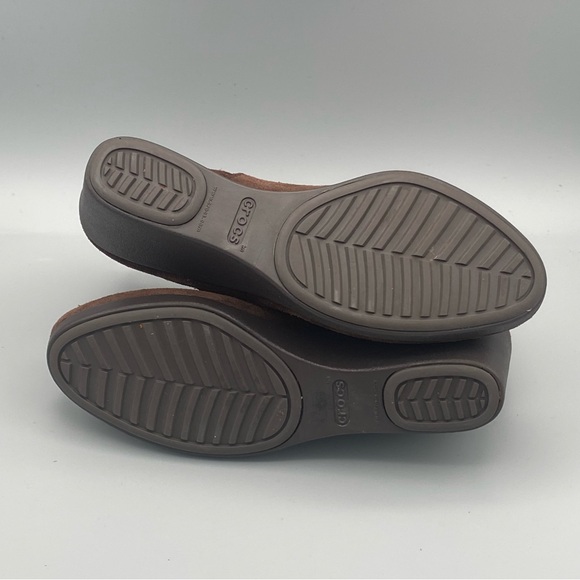 EUC CROCS Leigh Chelsea Wedge Booties, Size 7 - Picture 6 of 9